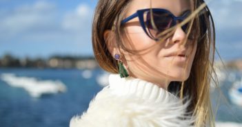 Melanom Behandlung bei Ihrem Hautarzt in Wien Frau mit Sonnenbrille
