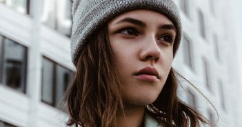 Lästige Gesichtshaare entfernen: 12 effektive Methoden