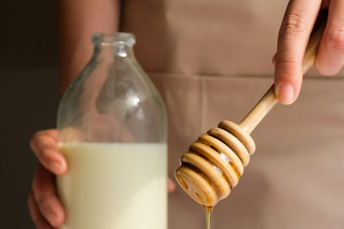 Titelbild zu „Gesichtspflege mit Honig und Milch – was ist dran am Schönheitsgeheimnis?“