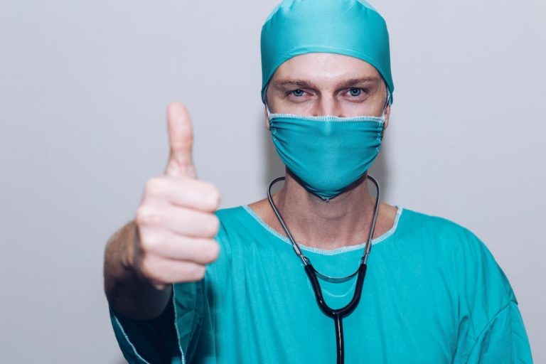 Titelbild zu „Die beliebtesten ästhetisch-chirurgischen Eingriffe bei Frauen und Männern“
