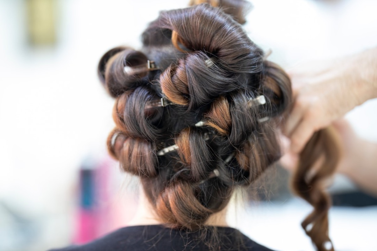 Titelbild zu „Schnell und schick: Alltagsfrisuren für jeden Haartyp“